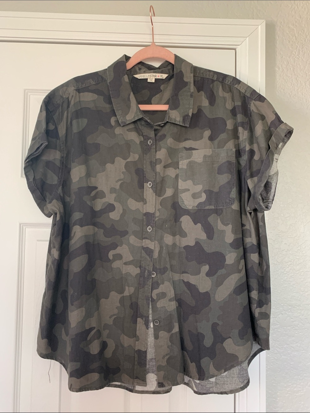Wallflower Women’s Gray and Black Camo Short-Sleeve Button-Up Shirt